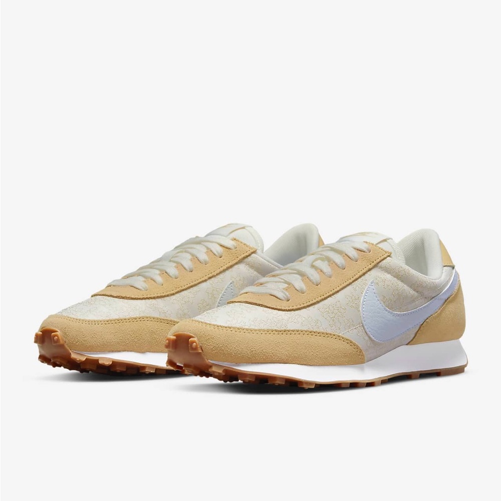 NIKE women’s Day Break sneaker  7.5